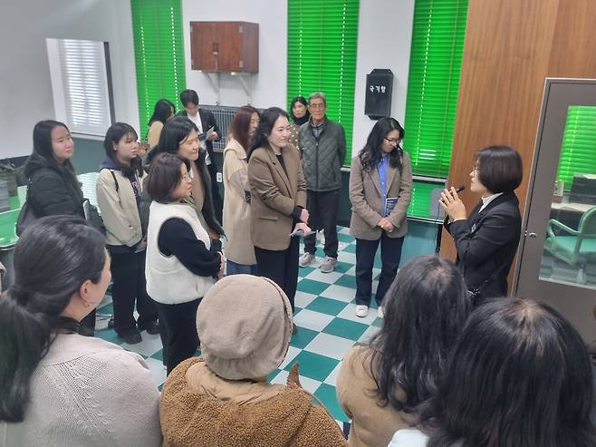 옛전남도청복원추진단 해설사가 28일 광주광역시 동구 옛전남도청에서 방문객들에게 설명을 하고 있다. 김석희 기자