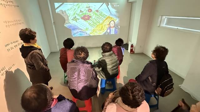 지난 26일 옛 전북도지사 관사인 하얀양옥집에서 ‘서툴지만 반가운, 나의 예술!' 전시회 관련 행사에 초대 받은 김제 용평마을, 완주 화정마을 어르신들이 화정마을과 쟈니컴퍼니가 만든 작품을 감상하고 있다. 박현우 기자