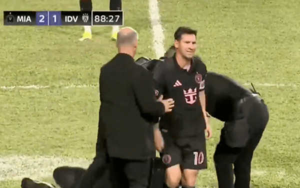 황당해 하는 메시(사진=중계방송 화면 캡쳐)