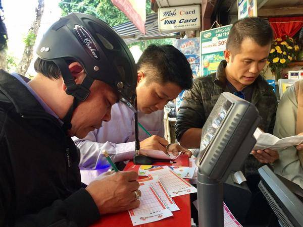 시민들이 전산 복권을 구매하고 있다 [사진=베트남 통신사]