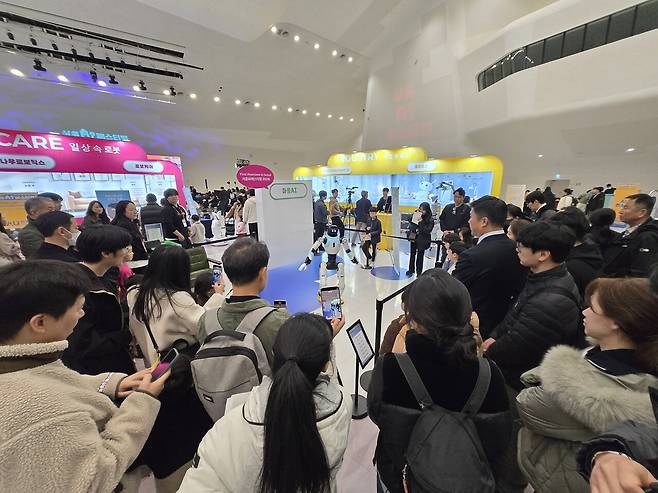 '휴머노이드로봇존'에서 '우치봇'의 공연을 시민들이 구경하고 있다. / 홍주연 기자