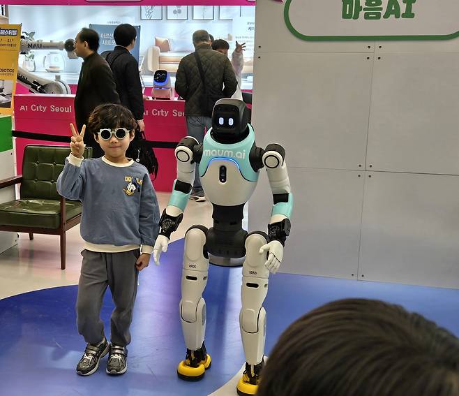 &nbsp;'우치봇'과 한 시민이 사진촬영을 하는 모습. / 홍주연 기자