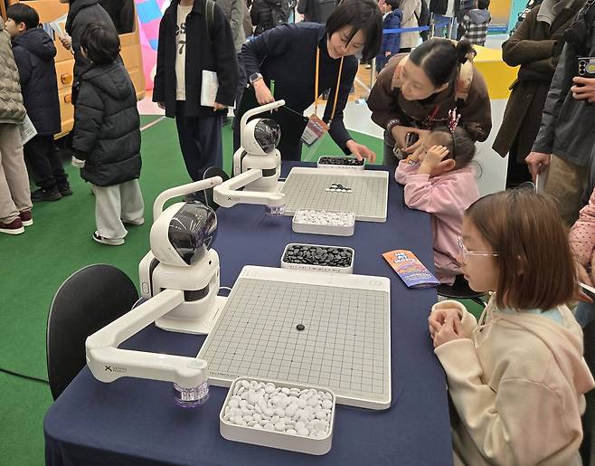 AI와 바둑대결을 하는 모습. / 홍주연 기자