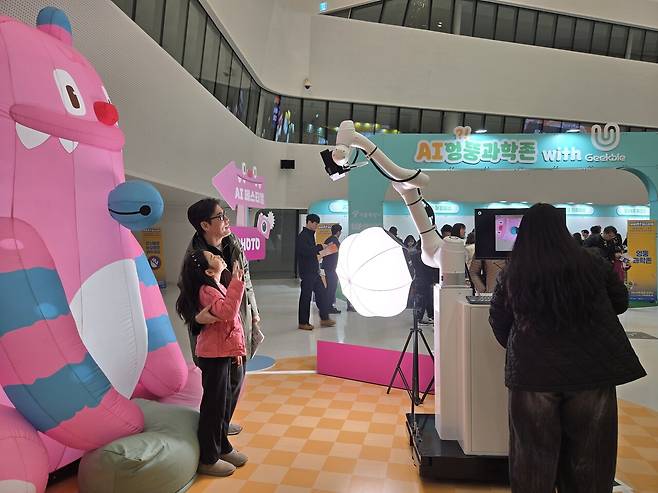 AI 카메라로 기념 사진을 촬영하는 가족의 모습. / 홍주연 기자