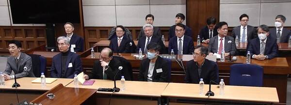 윤석열 전 대통령이 19일 서초구 서울중앙지방법원에서 열린 12·3 비상계엄 관련 내란 우두머리 혐의 1심 선고공판에 출석해 있다.&nbsp;이날 서울중앙지법 형사합의25부(지귀연 부장판사)는 윤 전 대통령에게 무기징역을 선고했다. 2026. 2.19&nbsp;연합뉴스 자료사진&nbsp;