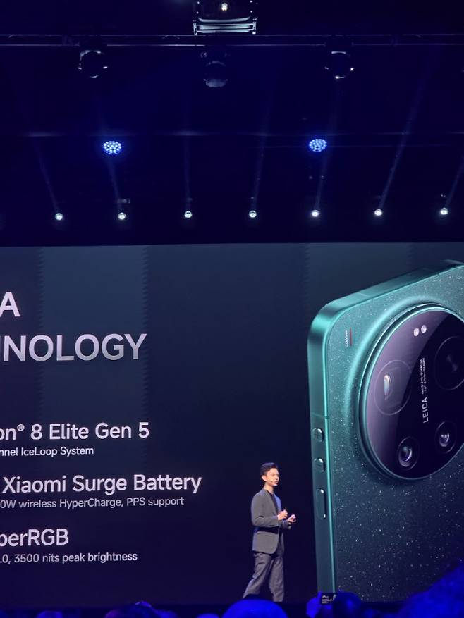 샤오미 글로벌 대변인 겸 시니어 제품 마케팅 매니저가 28일 스페인 바르셀로나 카탈루냐 콩그레스 센터에서 열린 글로벌 신제품 발표회에서 샤오미 17 울트라를 발표하고 있다(사진=윤정훈 기자)