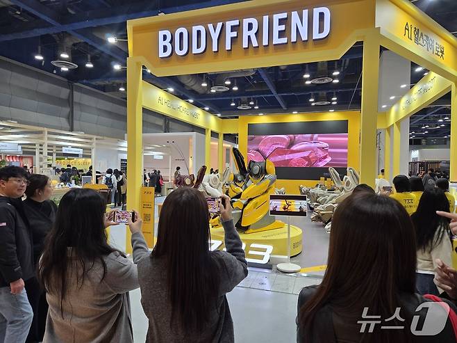 26일 서울 코엑스 '서울리빙디자인페어 2026'에 전시된 '웨어러블 AI 헬스케어로봇 733'의 군무 퍼포먼스가 열리고 있다. 2026.2.26/뉴스1 ⓒ 뉴스1 장시온 기자