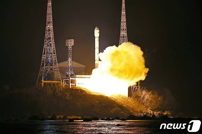 (평양 노동신문=뉴스1) = 북한 군사정찰위성 발사 모습. [국내에서만 사용가능. 재배포 금지. DB 금지. For Use Only in the Republic of Korea. Redistribution Prohibited] rodongphoto@news1.kr