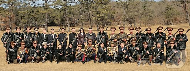 (평양 노동신문=뉴스1) = 북한 노동당 기관지 노동신문은 28일 "조선노동당 총비서이시며 조선민주주의인민공화국 국무위원장이신 경애하는 김정은 동지께서 2월 27일 당 중앙위원회 본부에서 주요 지도간부들과 군사지휘관들을 만나시고 특별히 준비하신 선물을 수여하시였다"라고 보도했다. [국내에서만 사용가능. 재배포 금지. DB 금지. For Use Only in the Republic of Korea. Redistribution Prohibited] rodongphoto@news1.kr