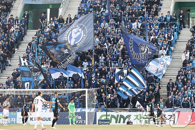 28일 오후 인천시 중구 인천축구전용경기장에서 열린 하나은행 K리그1 2026 공식 개막전 인천 유나이티드와 FC서울의 경기에서 홈팬 인천 유나이티드 팬들이 뜨거운 응원을 펼치고 있다. 2026.2.28 ⓒ 뉴스1 김민지 기자