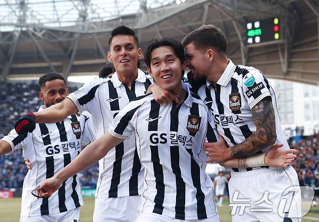 28일 오후 인천시 중구 인천축구전용경기장에서 열린 하나은행 K리그1 2026 공식 개막전 인천 유나이티드와 FC서울의 경기 후반전에서 FC서울 송민규가 선제골을 넣은 뒤 클리말라, 바베츠 등 동료들과 기뻐하고 있다. 2026.2.28 ⓒ 뉴스1 김민지 기자