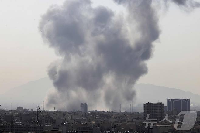 28일(현지시간) 이란 수도 테헤란 도심에 연기 기둥이 솟아오르고 있다. 이스라엘 국방부는 이날 "이란에 대한 예방적 공격을 단행했다"고 발표했다. ⓒ AFP=뉴스1