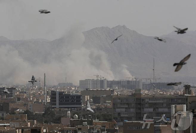 28일(현지시간) 이란 수도 테헤란에서 미국과 이스라엘의 미사일 공격으로 연기가 피어오르고 있다. 2026.02.28 ⓒ 로이터=뉴스1