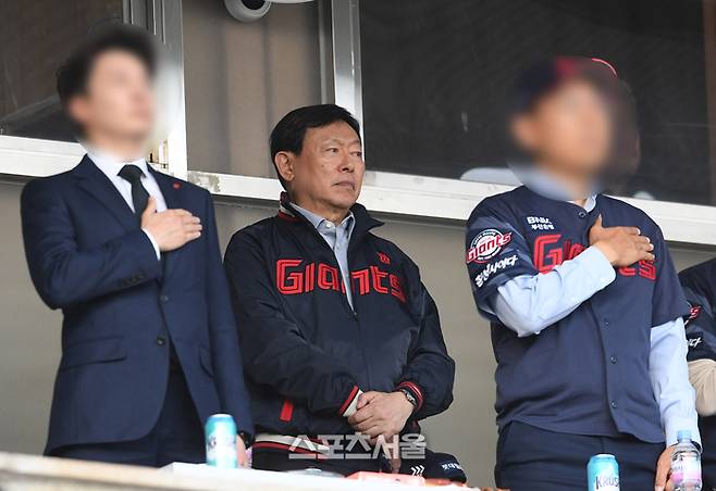 롯데 자이언츠의 구단주인 신동빈 롯데그룹 회장(가운데)이 17일 잠실구장에서 열린 2024 KBO리그 롯데 자이언츠와 두산 베어스의 경기에 앞서 국민의례를 하고 있다. 잠실 | 박진업 기자 upandup@sportsseoul.com