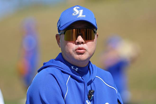 삼성 박진만 감독이 2026 오키나와 스프링캠프에서 인터뷰하고 있다. 사진 | 삼성 라이온즈