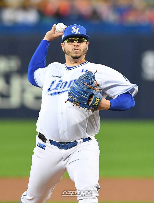 삼성 후라도가 21일 대구 삼성라이온즈파크에서 열린 2025 KBO리그 한화와 플레이오프 3차전에 선발 등판해 힘차게 공을 던지고 있다. 대구 | 박진업 기자 upandup@sportsseoul.com