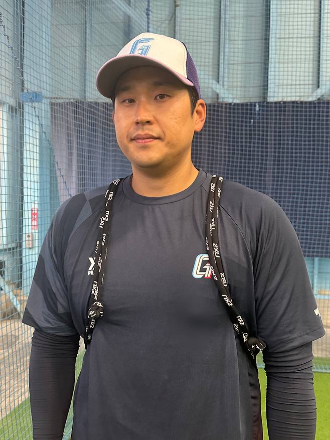 롯데 유강남이 27일 일본 미야자키 소켄 스타디움에서 훈련을 마친 뒤 취재진의 인터뷰에 응하고 있다. 미야자키 | 이소영 기자 sshong@sportsseoul.com