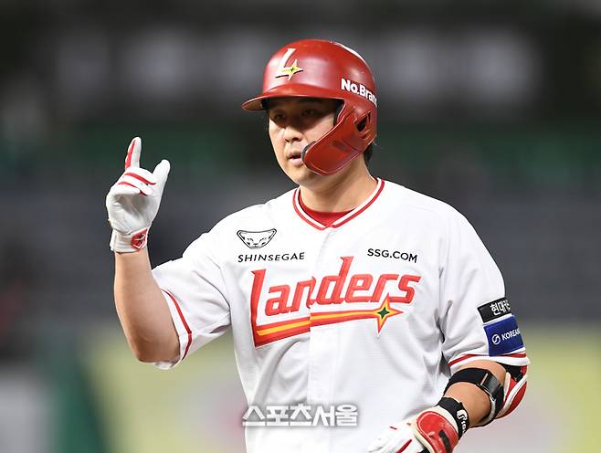 SSG 최정이 8일 인천 SSG랜더스필드에서 열린 2025 KBO리그 KT와 경기 6회말 안타를 친 후 세리머니를 하고 있다. 문학 | 최승섭 기자 thunder@sportsseoul.com