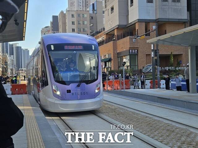27일 오후 2시30분 위례선 트램 105정거장이 위치한 서울 송파구 위례광장로 일대에는 보라색과 흰색 외관의 트램이 시범 운행을 진행했다. /김명주 기자