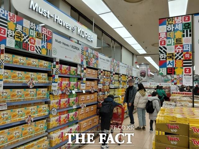 지난 11일 오후 7시 찾은 롯데마트 제타플렉스 서울역점에서 외국인 관광객들이 K-푸드 구역인 'Must-Haves of Korea : K-Food'에서 과자 매대를 둘러보고 있다. /손원태 기자