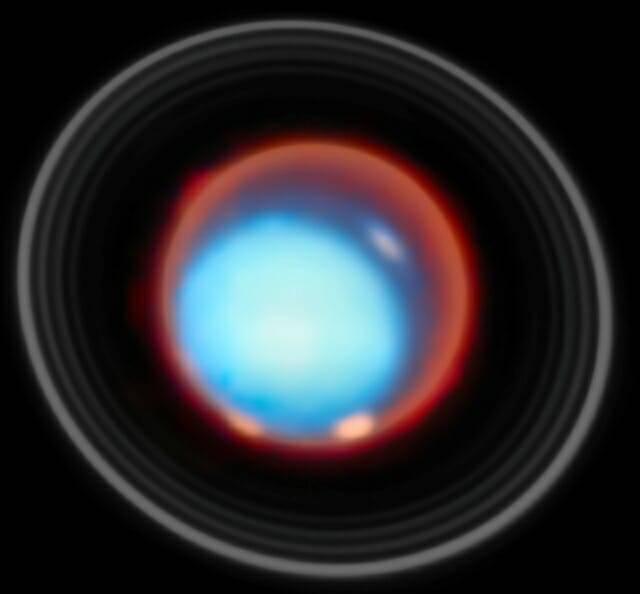 JWST는 작년 1월 천왕성의 자전 현상을 관측해 행성 자기극 근처에서 밝은 오로라 띠(흰색)를 포착했다. (이미지=ESA/Webb, NASA, CSA, STScI, P. Tiranti, H. Melin, M. Zamani)