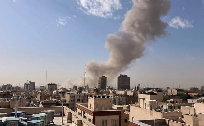 28일 이란 테헤란 시내에서 연기가 피어오르고 있다. 이스라엘은 이날 이란을 선제공격했다고 발표했다./AP 연합뉴스