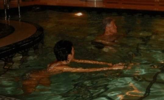 빌 클린턴 전 대통령이 제프리 엡스타인 공범  길레인 맥스웰과 수영하고 있는 모습. /BBC