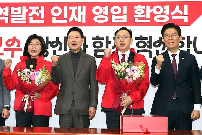 국민의힘 장동혁 대표가 25일 지역발전 인재 영입 환영식에서 손정화 삼일 PWC 회계법인 파트너(왼쪽), 정진우 현대엔지니어링 에너지영업팀 매니저(오른쪽 두 번째)와 기념 촬영을 하고 있다. 오른쪽은 조정훈 인재영입위원장. 연합뉴스