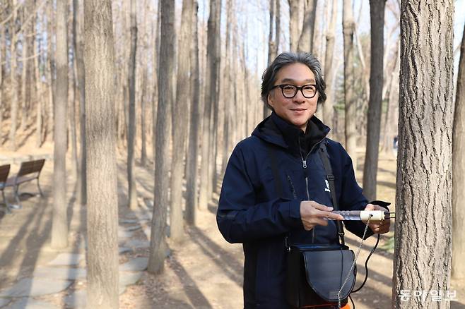 서울 성동구 성수동 서울숲의 은행나무 숲에서 나무의사 오세견 씨(숲결나무병원 원장)가 수목활력측정기를 활용해 나무의 건강상태를 진단하고 있다. 전승훈 기자 raphy@donga.com