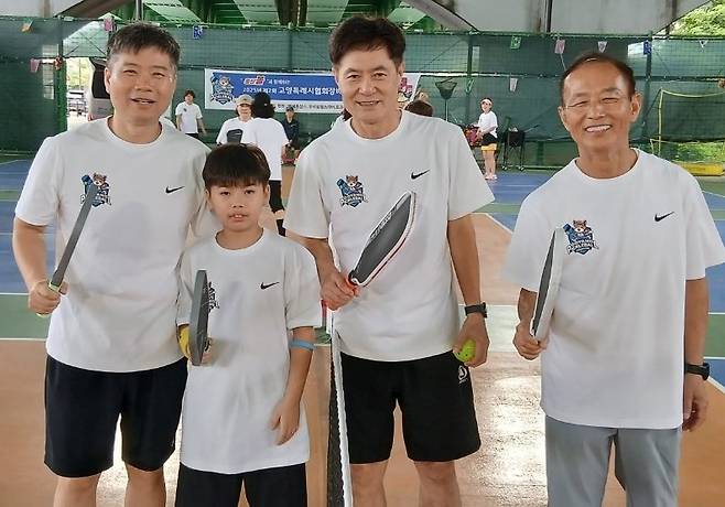 박철진 씨(오른 쪽에서 두 번째)가 지난해 경기 고양시피클볼대회에 출전했을 때 회원들과 함께 포즈를 취했다. 박철진 씨 제공