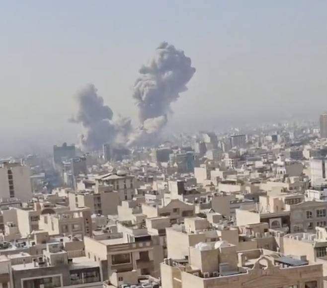 28일(현지시간) 이란 수도 테헤란에서 이스라엘의 미사일 공격으로 인한 것으로 보이는 연기가 피어오르고 있다. (사진=엑스(X) 영상 갈무리)