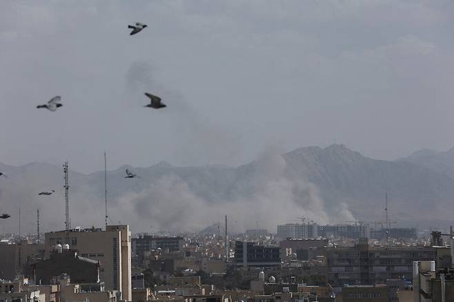 28일(현지시각) 이란 테헤란에서 이스라엘과 미국의 공습으로 연기가 피어오르고 있다. WAND 로이터 연합뉴스