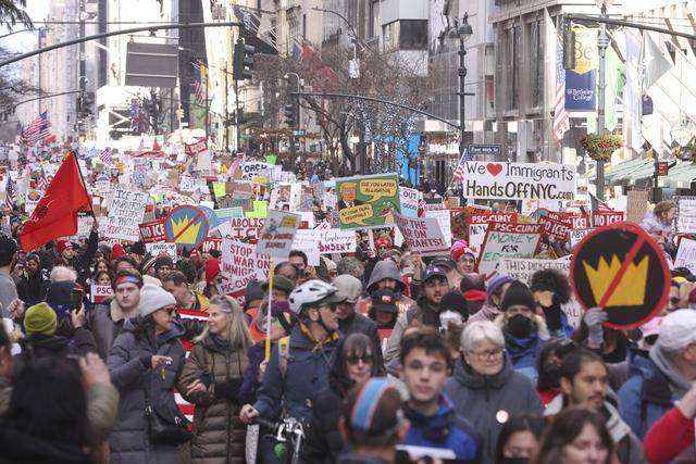 지난달 11일 미국 뉴욕 맨해튼에서 시민들이 도널드 트럼프 대통령과 이민세관단속국(ICE)에 반대하는 대규모 시위를 벌이고 있다. 뉴욕=EPA 연합뉴스