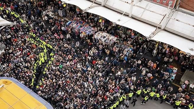 27일 대구 서문시장에서 한동훈 전 대표 방문을 앞두고 지지자와 반대 집회 인파가 몰리며 경찰이 통제에 나섰다. (한동훈 전 대표 페이스북)