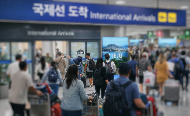국제선 도착장을 통해 유입되는 외국인 관광 흐름을 상징적으로 표현한 장면. 관광 수요가 이동하는 국면에서 제주 역시 체류·소비 구조 설계가 핵심 과제로 부상하고 있다.