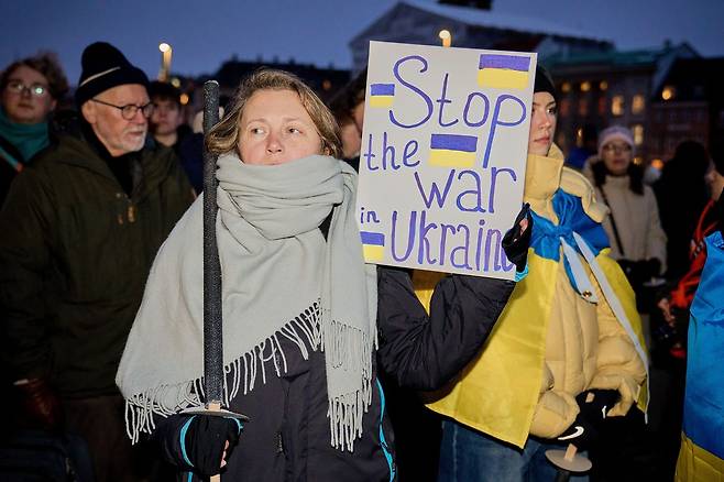 우크라이나 지지자들이 지난 24일 덴마크 코펜하겐에서 시위를 벌이고 있다. [AP=연합뉴스]