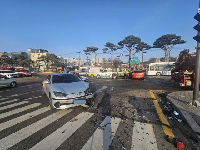 ▲ 28일 오전 8시 23분쯤 양양군 양양읍 양양삼거리에서 택시와 SUV가 충돌해 택시 운전자가 병원 이송됐다. 강원소방본부 제공