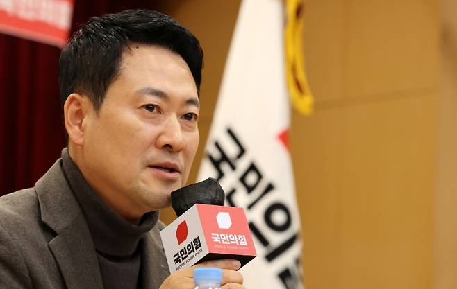 ▲국민의힘 장동혁 대표가 25일 서울 양천구 해누리타운에서 열린 부동산정책 정상화 특별위원회에서 특위 위원, 지역 주민들과 간담회를 갖고 있다 [연합뉴스]