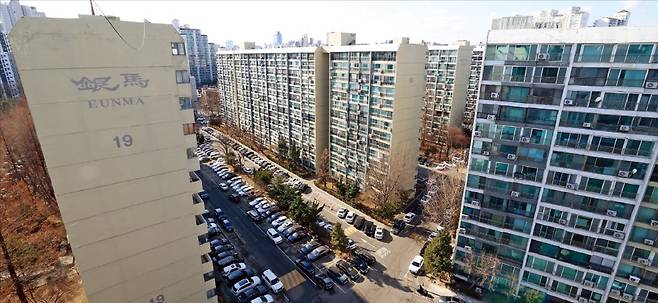 < 이르면 2030년 첫삽 > 서울 강남구 대치동 은마아파트가 최고 49층, 5893가구로 탈바꿈한다. 도시계획위원회 심의 6개월 만에 통합심의 문턱을 넘은 은마아파트는 2030년 착공을 목표로 재건축에 속도를 내고 있다.  /문경덕 기자