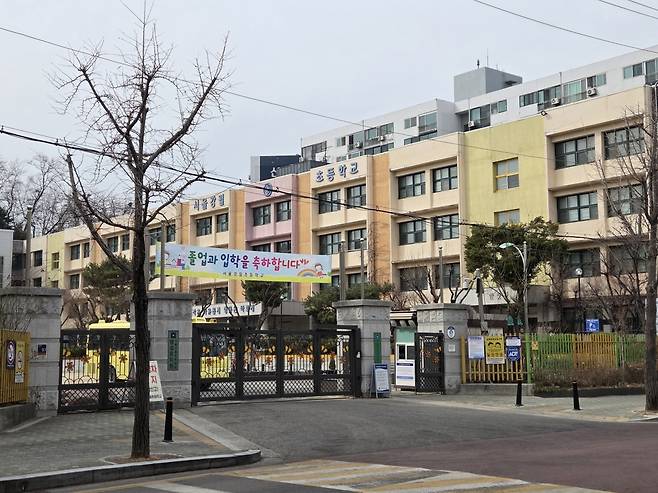 신월시영 인근에 있는 강월초교 모습. 한경DB