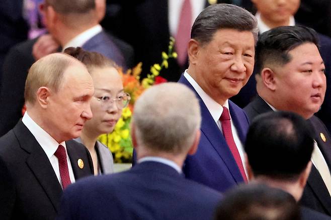 Chinese President Xi Jinping, center, Russian President Vladimir Putin, left, and North Korean leader Kim Jong-un arrive for a reception marking the 80th anniversary of the end of World War II at the Great Hall of the People in Beijing on Sept. 3, 2025. [REUTERS/YONHAP]