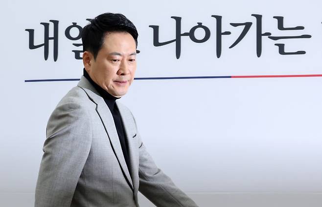 국민의힘 장동혁 대표가 지난 26일 국회에서 열린 최고위원회의에 입장하고 있다. 연합뉴스