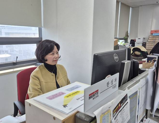 한 지점장이 메리츠화재 안양본부 사무실에서 업무를 보고 있는 모습. 구정하 기자
