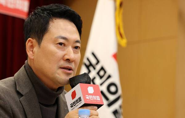 국민의힘 장동혁 대표가 지난 25일 서울 양천구 해누리타운에서 열린 부동산정책 정상화 특별위원회에서 특위 위원, 지역 주민들과 간담회를 갖고 있다. 연합뉴스