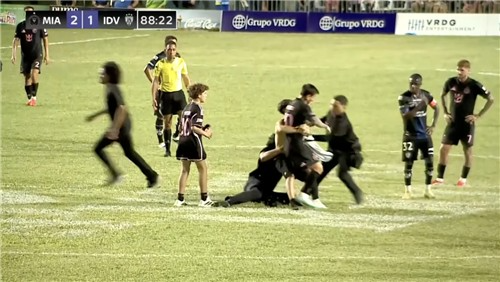 넘어지는 메시. 사진[연합뉴스]