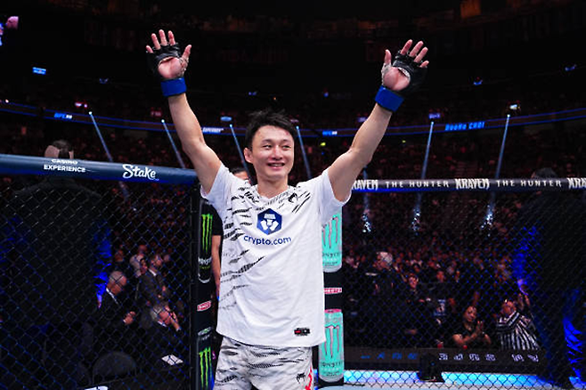 최두호가 2024년 12월 미국 네바다주 패러다이스의 티모바일 아레나에서 UFC 310 메인카드 제1경기 승리 후 현장의 환호에 화답하며 퇴장하고 있다. 사진=TKO