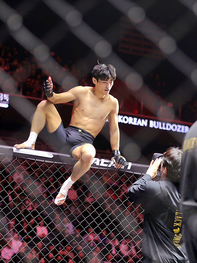 ‘붉은매’ 지혁민이 2026년 1월 인천광역시 영종국제도시 인스파이어 아레나 유료 관중 1만800명이 보는 가운데 종합격투기대회 블랙컴뱃 16 개막전 승리를 기뻐하고 있다. 사진=랭크파이브 이교덕 기자 제공