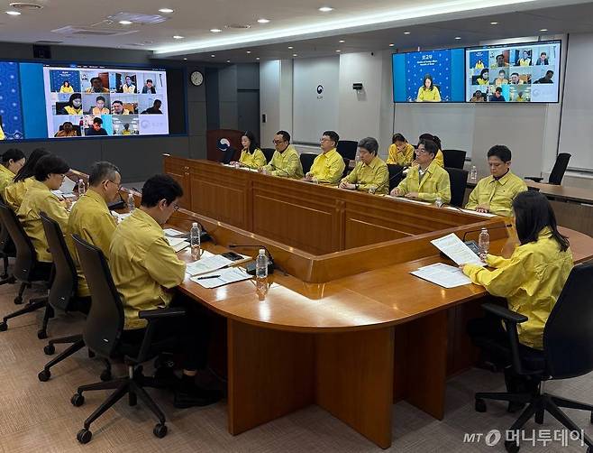 (서울=뉴스1) 임세영 기자 = 김진아 외교부 2차관이 28일 서울 종로구 외교부 청사에서 이란 상황 관련 중동 정세 및 재외국민 보호를 위한 본부-공관 합동 상황점검회의를 주재하고 있다.   이날 회의에는 주이란대사관, 주이스라엘대사관을 비롯해 레바논, 미국, 아랍에미리트, 요르단, 이집트, 카타르, 쿠웨이트, 투르크메니스탄 등 인근 중동지역에 주재하는 공관들이 참여해 현지 상황 평가 및 안전대책을 점검했다. (외교부 제공. 재판매 및 DB 금지) 2026.2.28/뉴스1  Copyright (C) 뉴스1. All rights reserved. 무단 전재 및 재배포,  AI학습 이용 금지. /사진=(서울=뉴스1) 임세영 기자