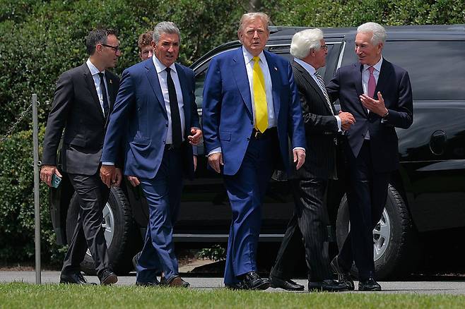 도널드 트럼프 미국 대통령(가운데)과 찰스 쿠슈너( 오른쪽) 주프랑스 미국 대사와  모습. 트럼프 대통령은 사돈인 쿠슈너를 지난해 7월 프랑스 주재 대사로 임명했다.[게티이미지]