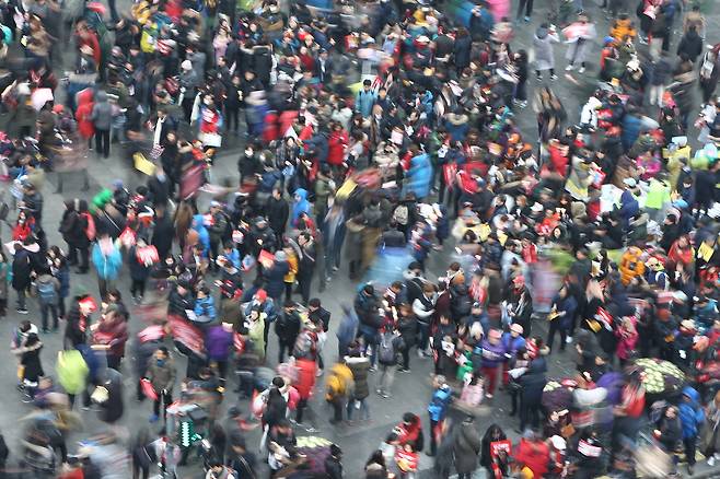 서울 한 거리에 인파가 몰려 있다.[게티이미지뱅크]